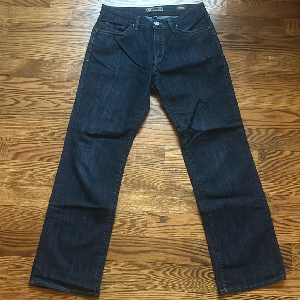 This listing is for one pair of Heritage 34 Men’s Charisma comfort-rise jeans.
